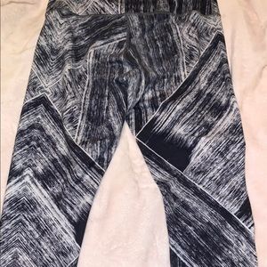 Lululemon leggings size 8 cropped black and white striped abstract pattern